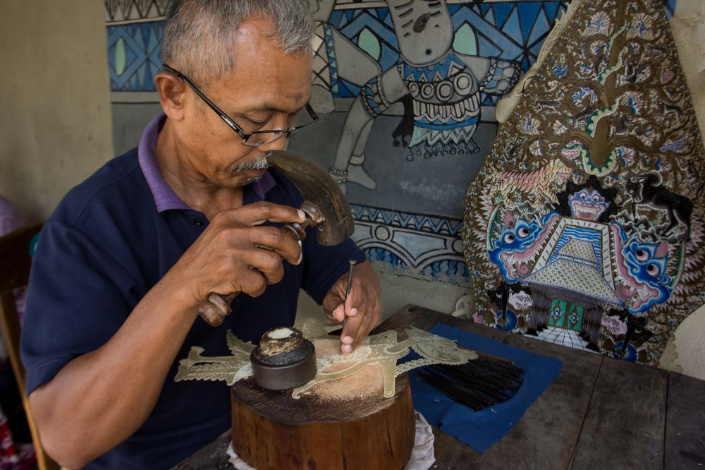 shadow puppet sculptor