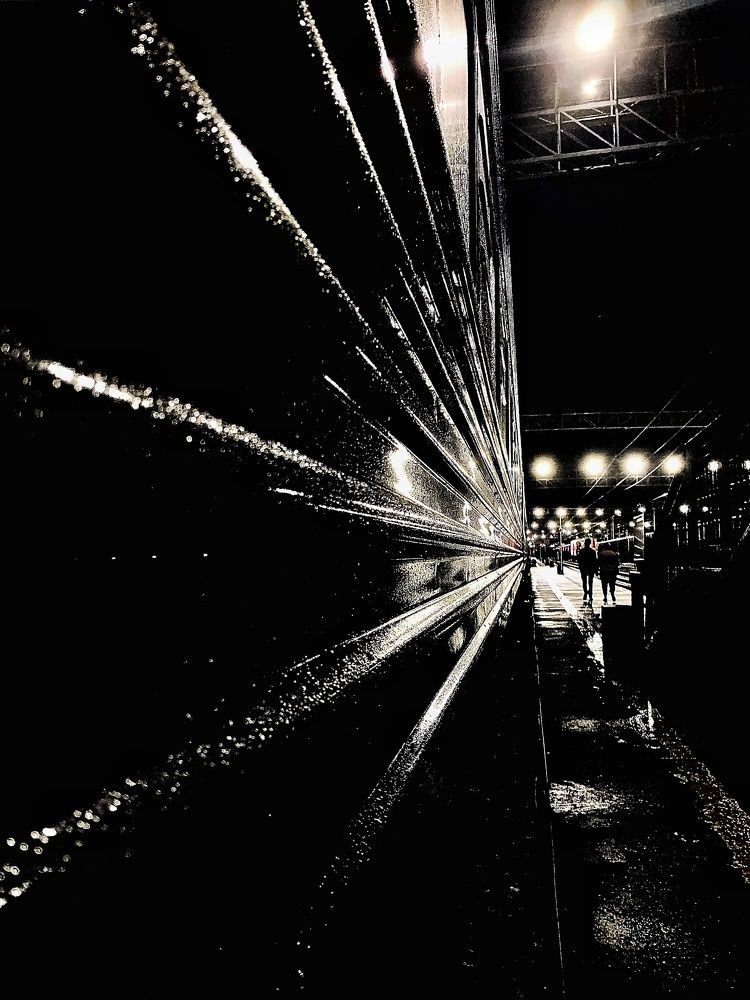 На станции в дождь