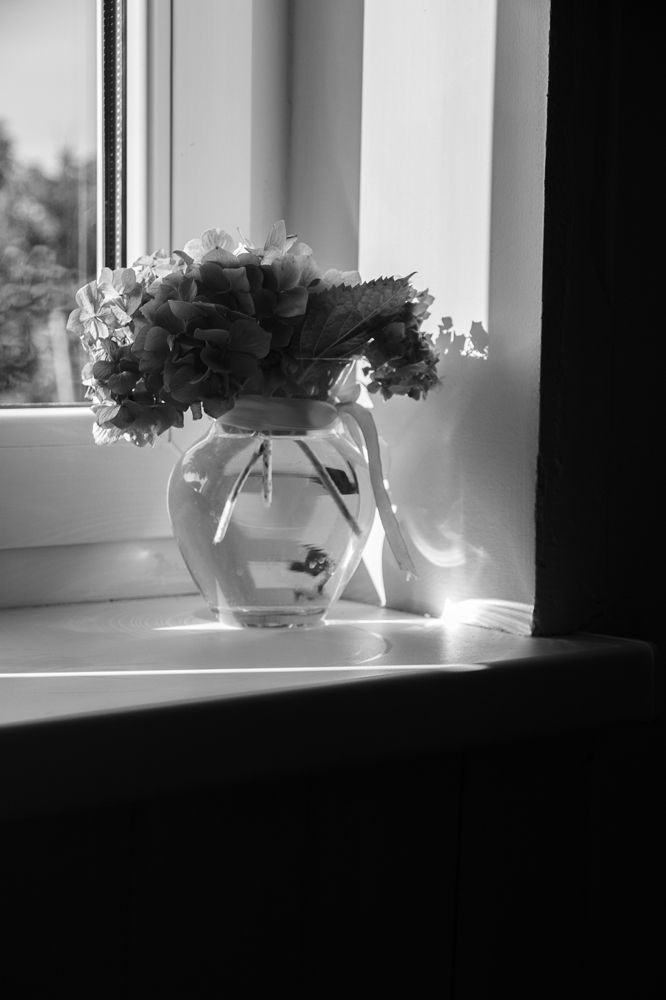 Ваза с цветами на подоконнике.