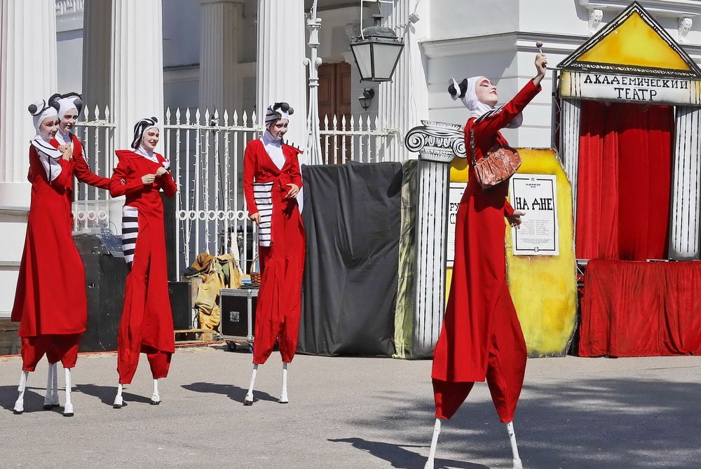 Сцена из спектакля