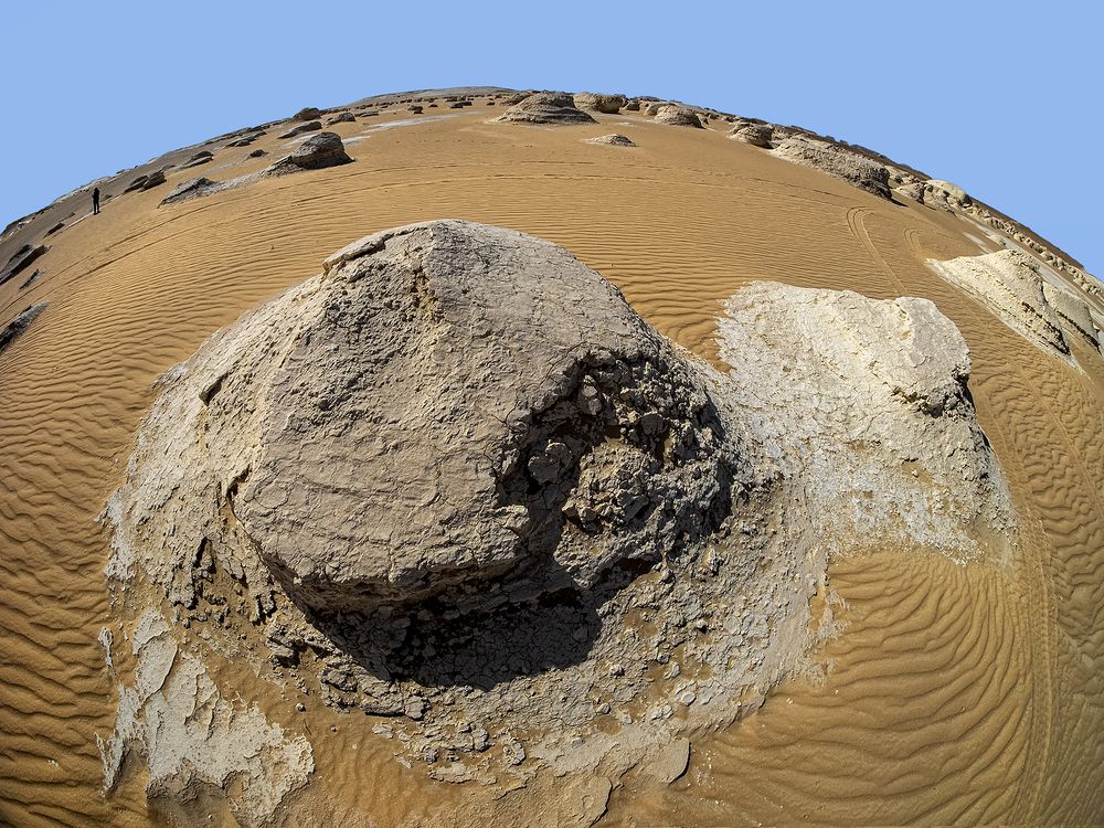 Египетская пустыня и маленький человечек