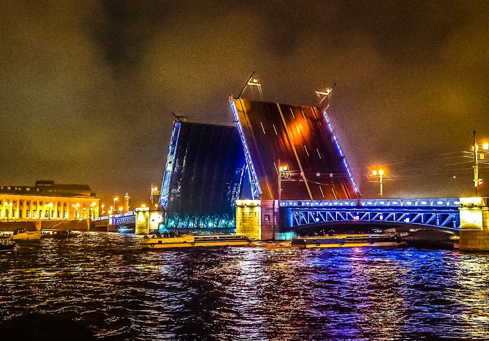 Когда разводят мосты.