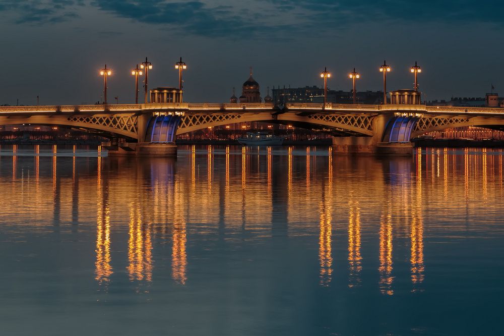 И парусник где-то у храма...