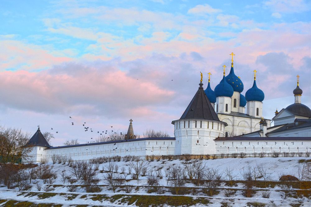 Стены Высоцкого монастыря.