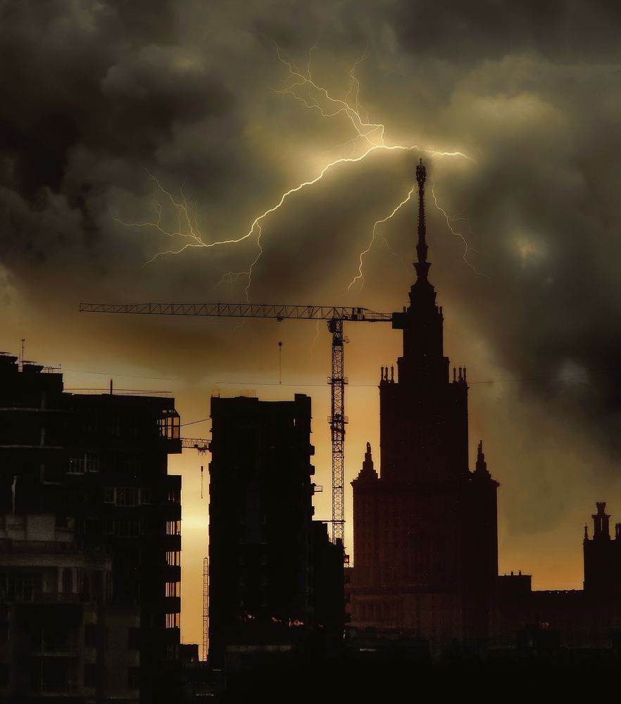 МГУ. Вечер. Гроза.
