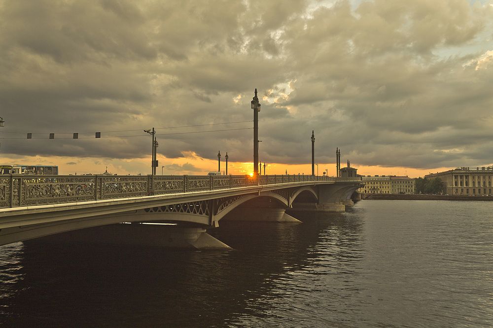 Благовещенский мост через Неву.