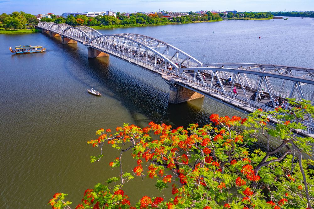 TRANG TIEN BRIDGE, HUE CITY, VIETNAM
