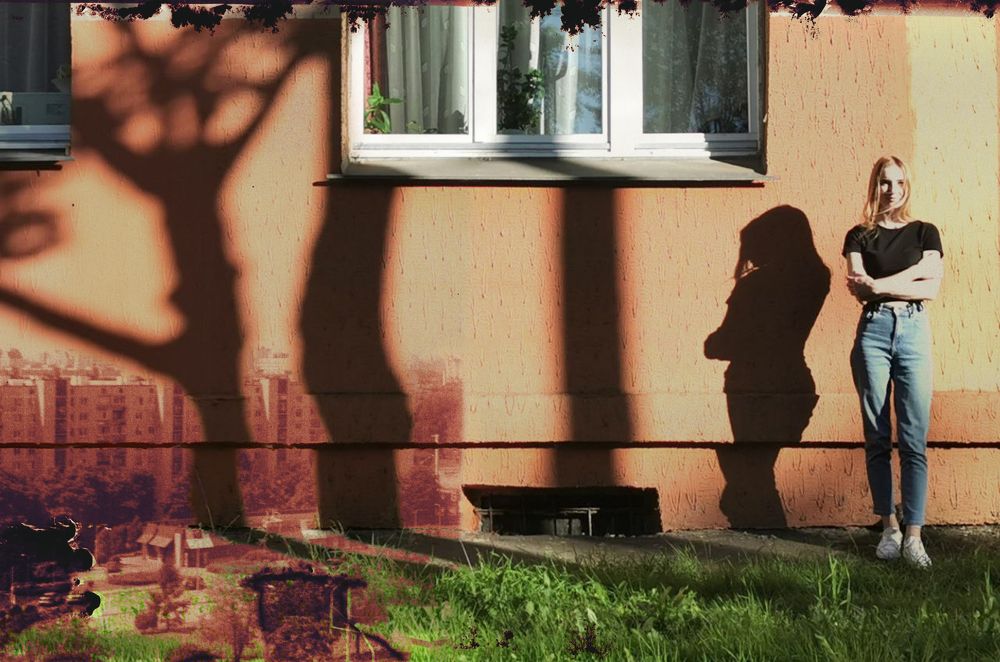 Тени падают на город, тени смотрят сверху вниз