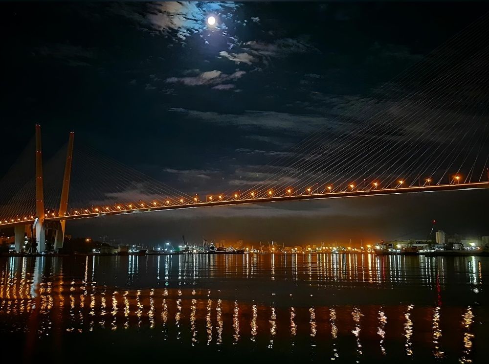 Золотой мост в ночи.