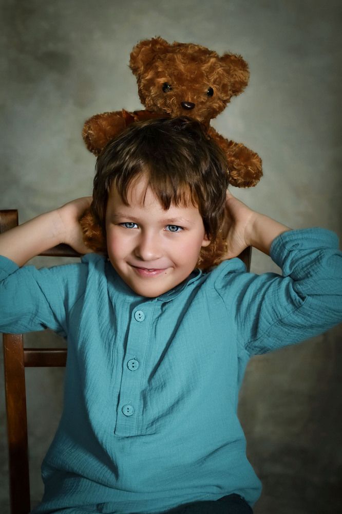 Мальчишка с плюшевый медведем