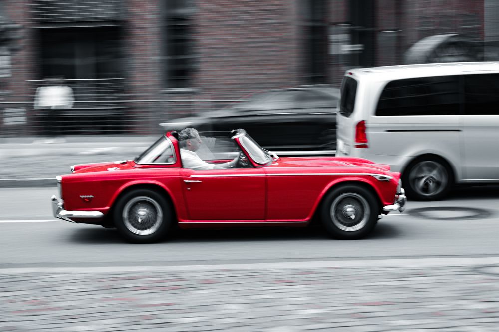 auto rojo en movimiento