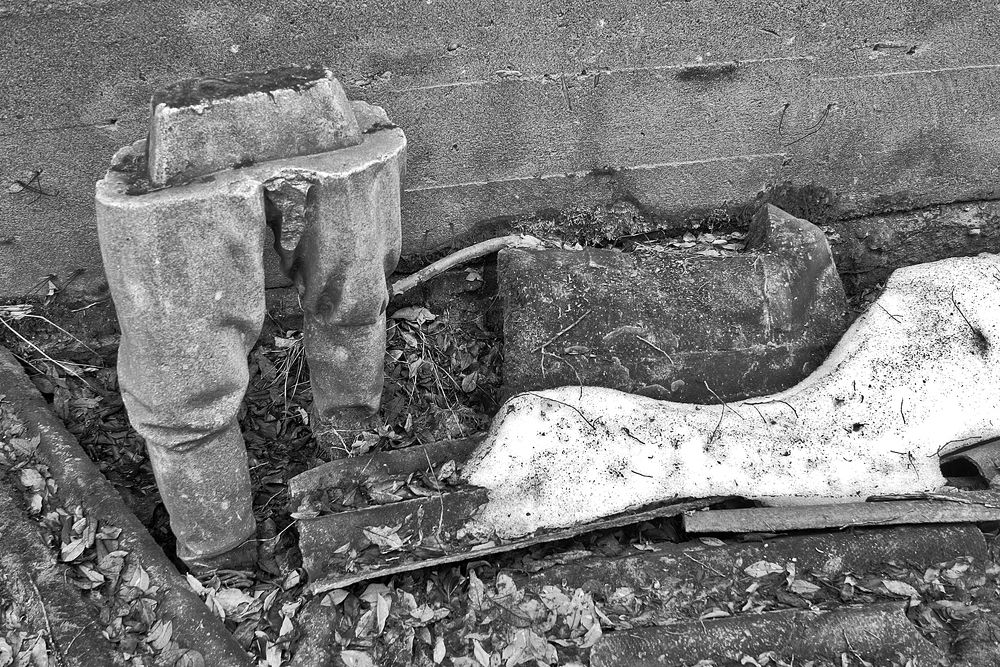 Остатки скульптуры