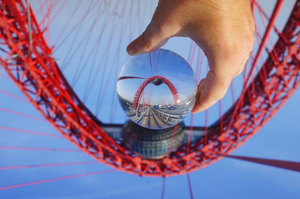 Живописный мост в шарике