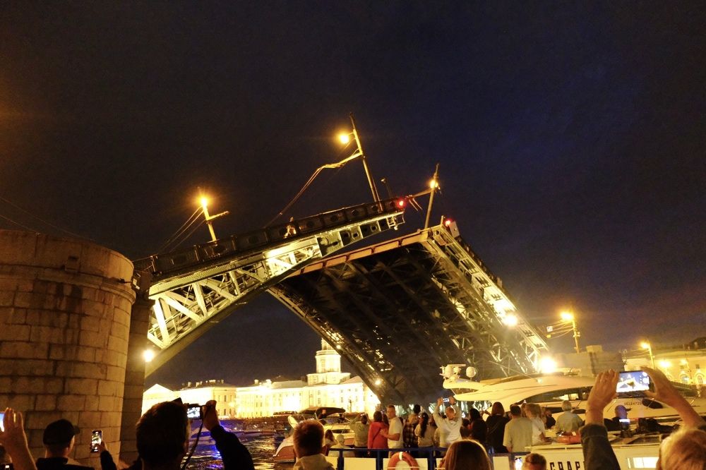 Развод Дворцового моста в Санкт-Петербурге