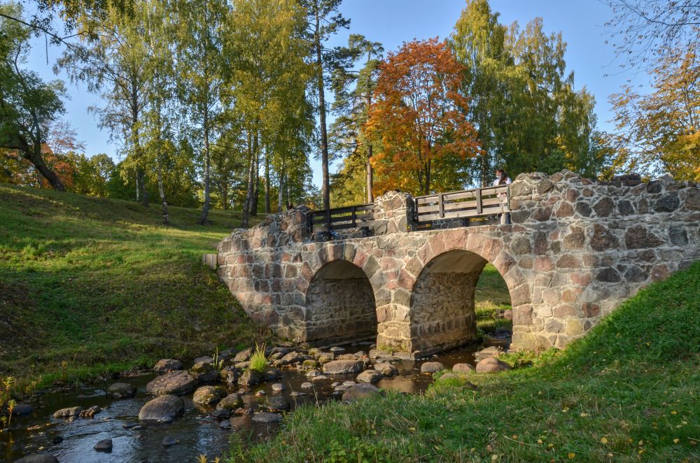 Мост, освещенный лучами солнца