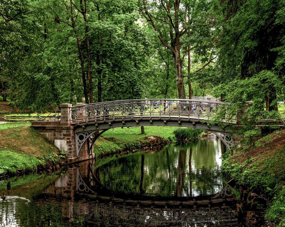 Мостик в глубине парка