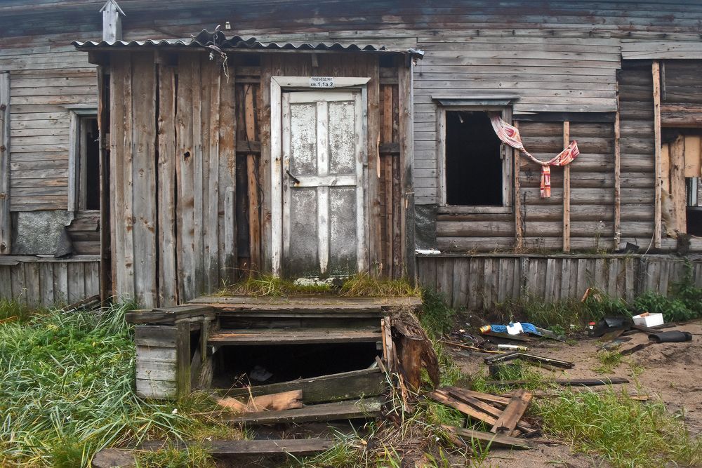 Отсюда жизнь ушла