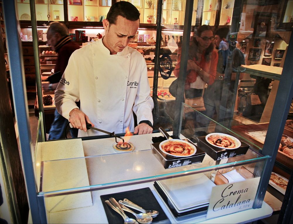 Повар готовит Crema Catalana. Barcelona