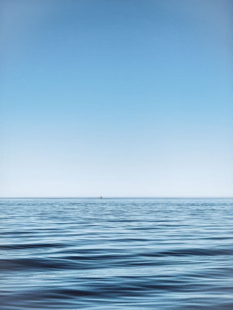 Одинокий корабль.