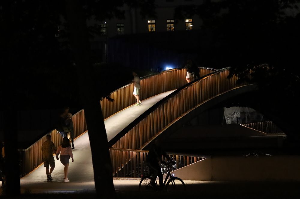 пешеходный мост с подсветкой