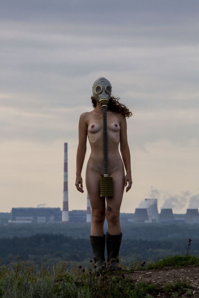 Девушка в противогазе