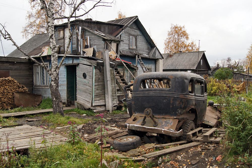 Старый дом и машина