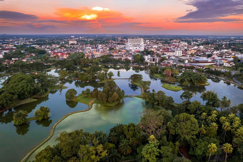 The beauty of the sunrise view of Taiping lake park