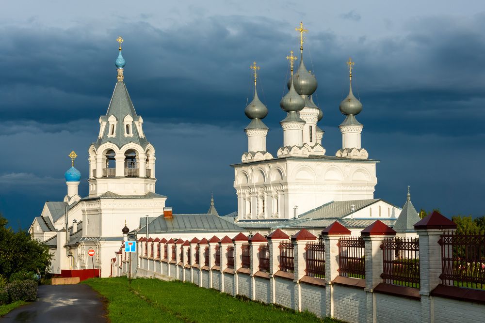 Монастырь перед дождем