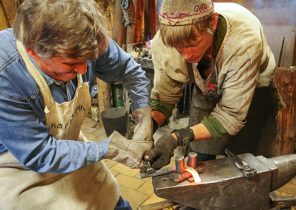 Подковы гнуть- мужская работа