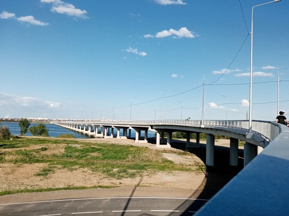 А я иду шагаю по мосту.