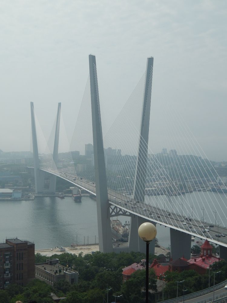 Мост и фонарь.