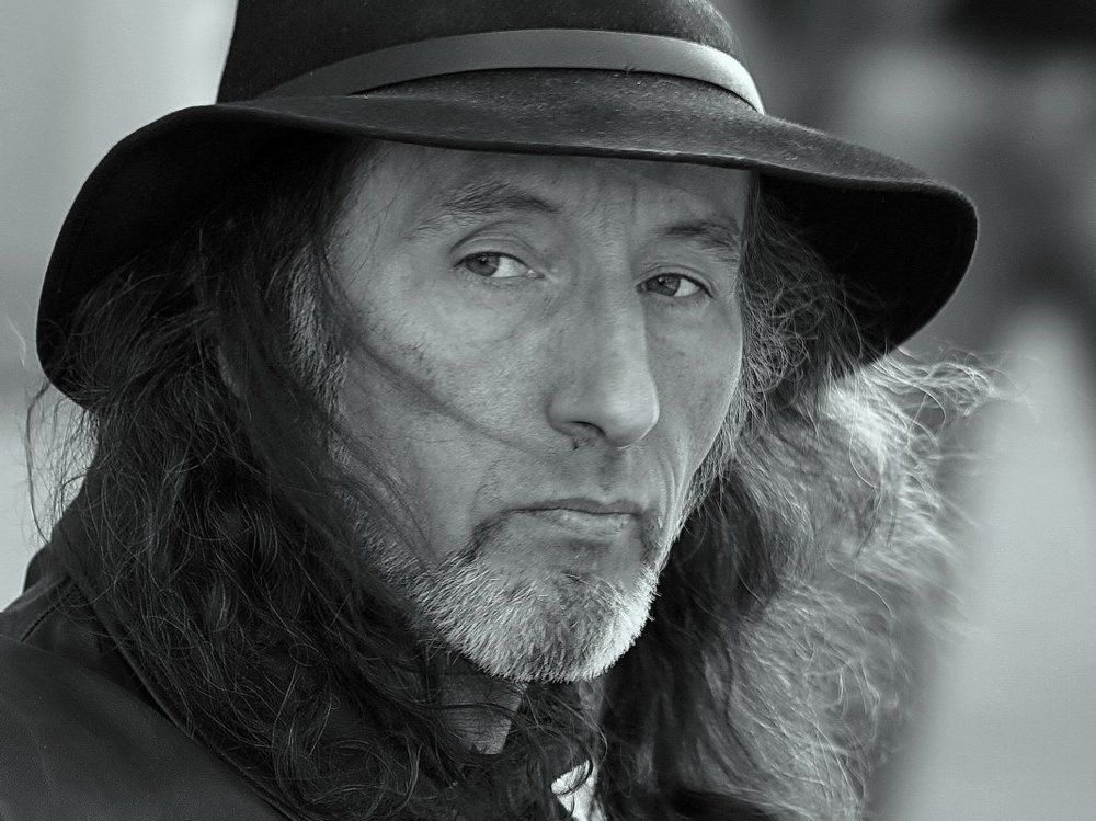 Уличный музыкант.