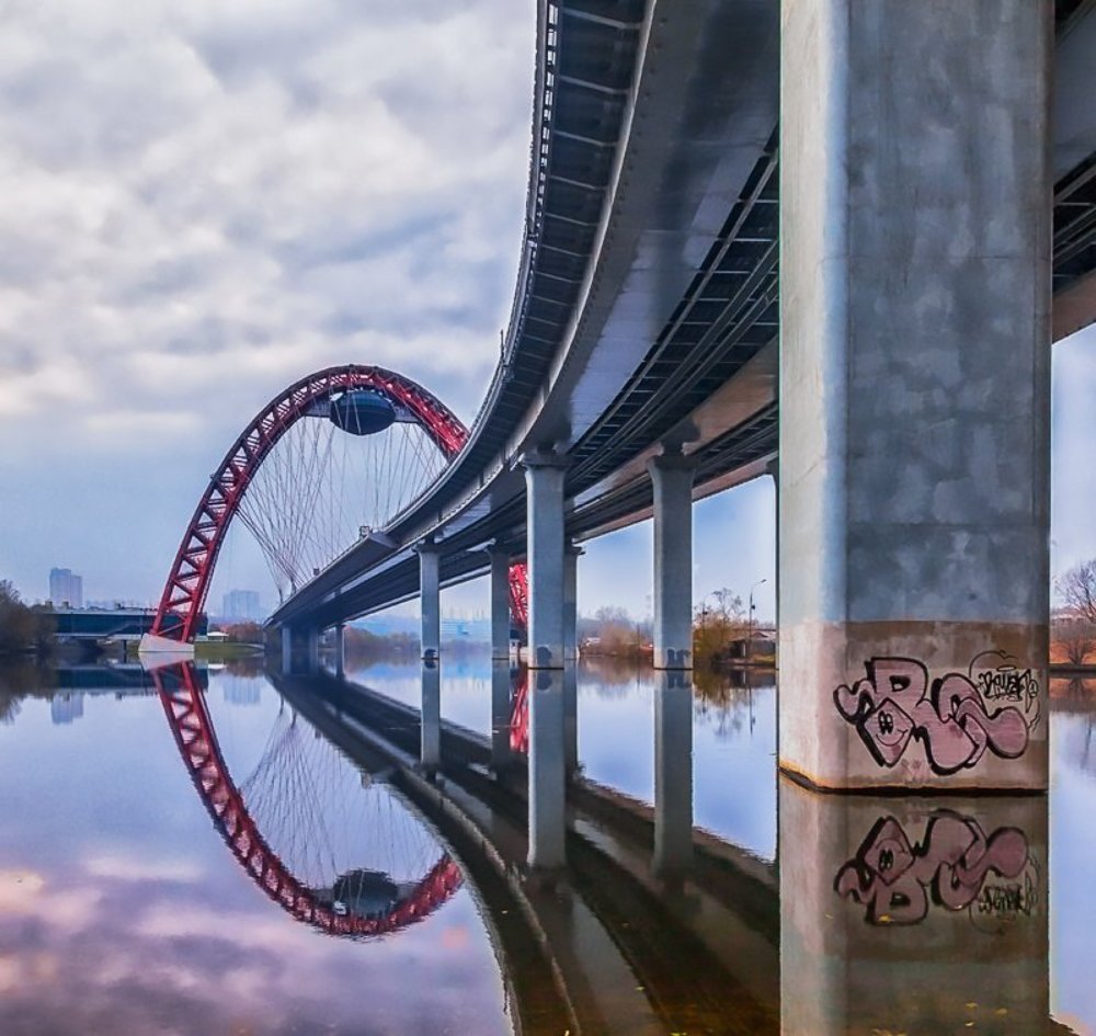 живописный мост в пасмурный день