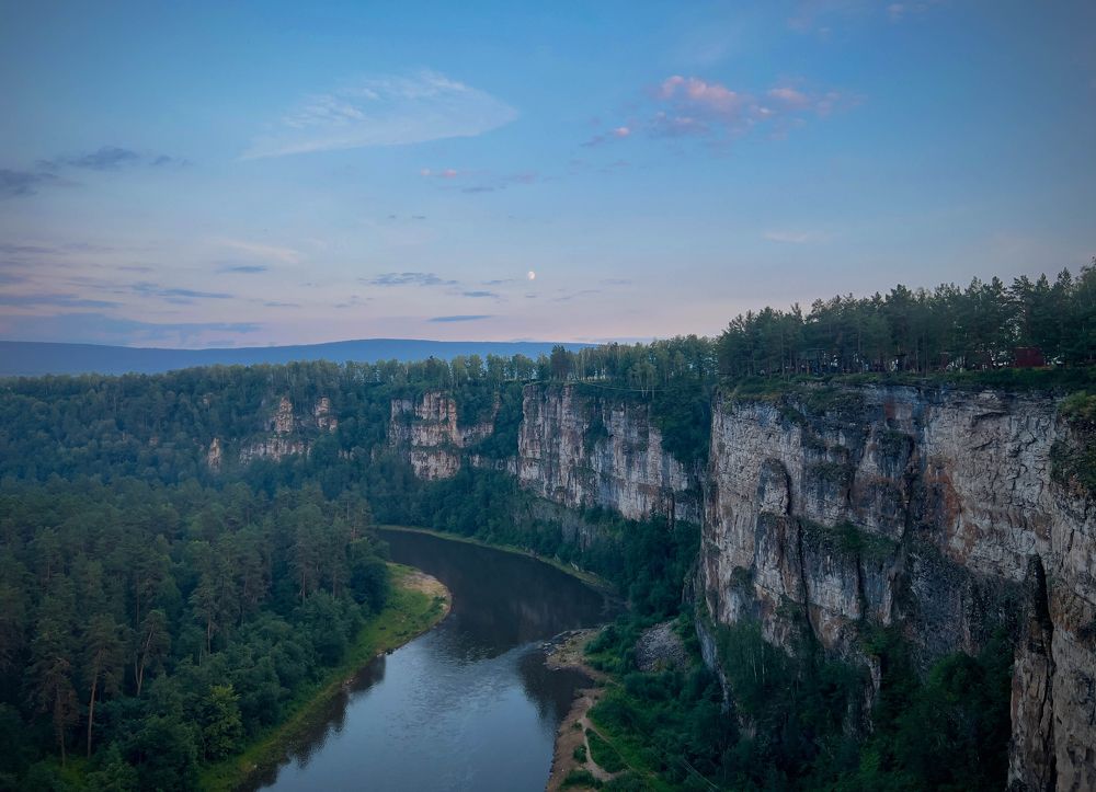 Луна взошла над большими Айскими притёсами