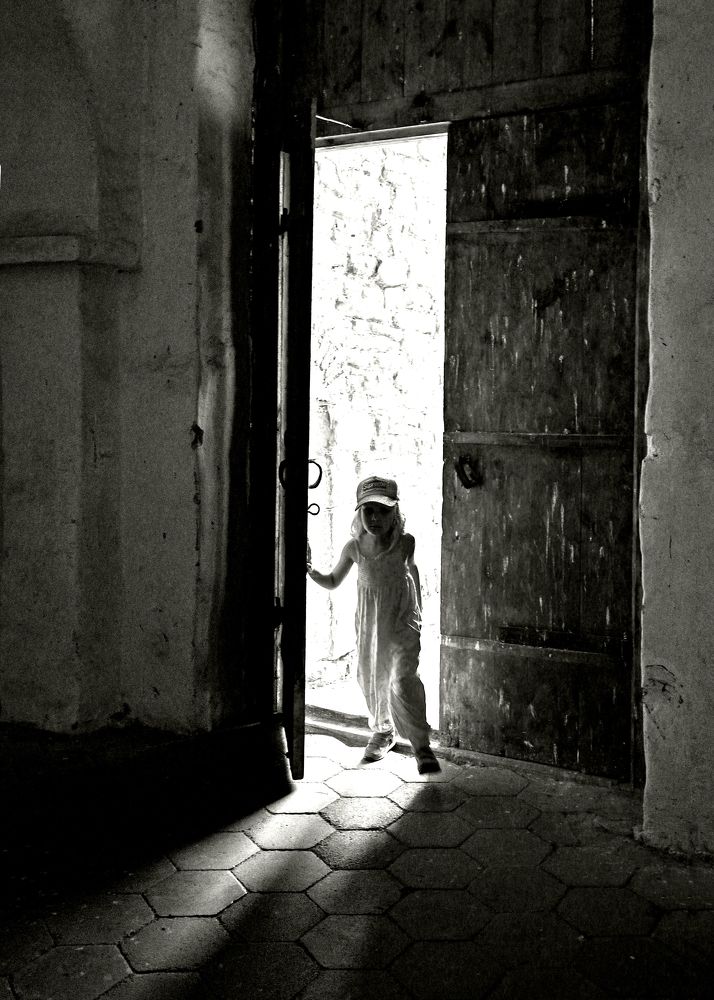 Дверь, ведущая в  старый храм