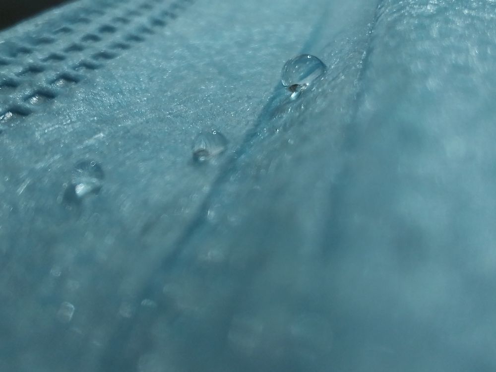 Капли воды на медицинской маске. 01.02.2023