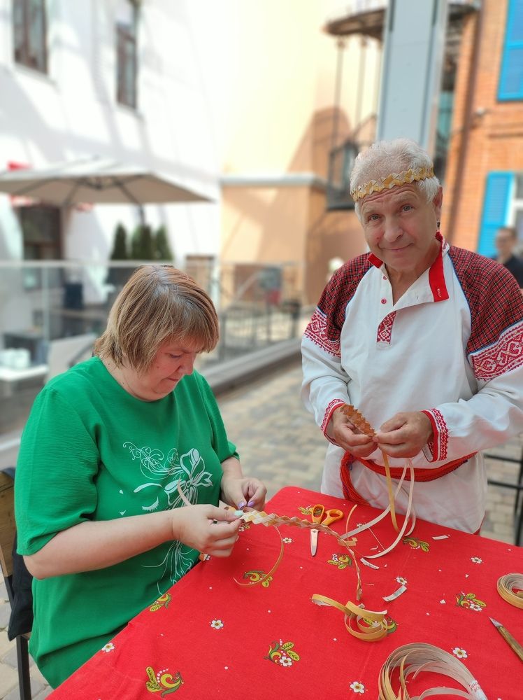 Мастер плетения из бересты