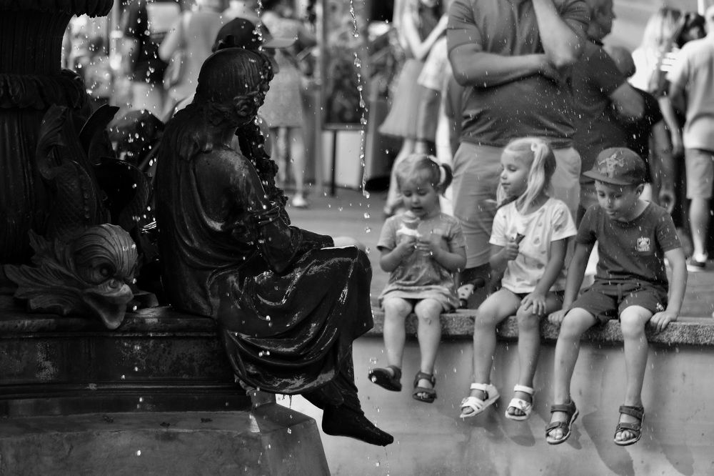 Дети у фонтана
