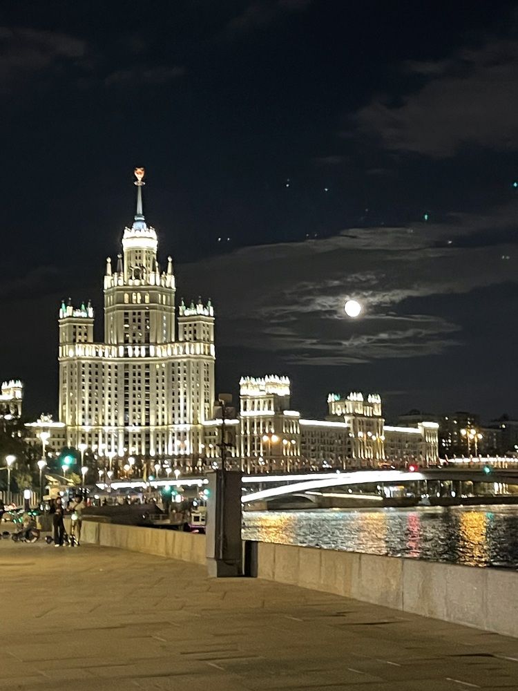 Москва, высотный дом на набережной Москвы реки