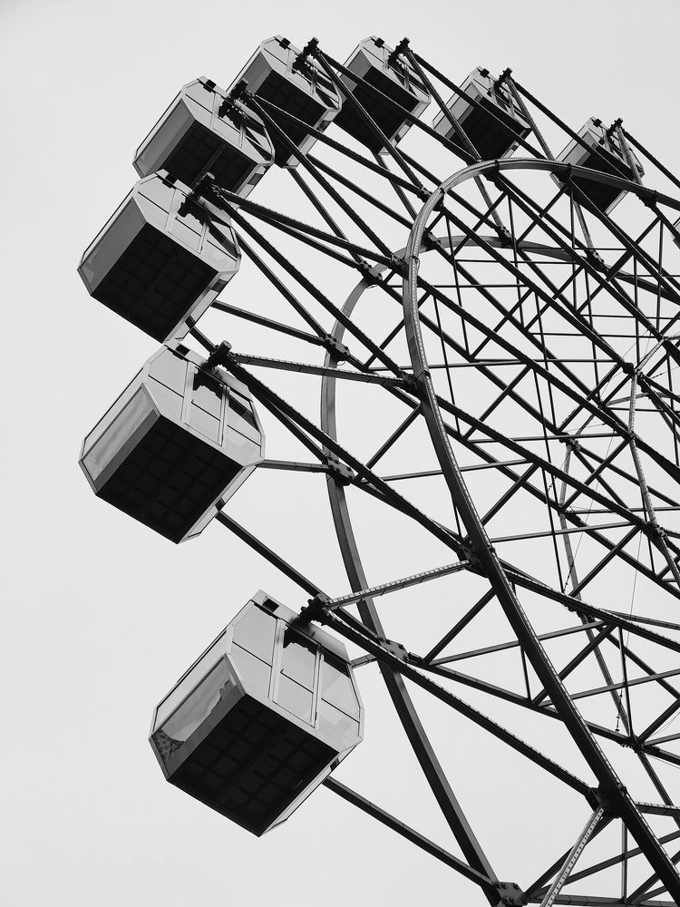 Дом с колесом