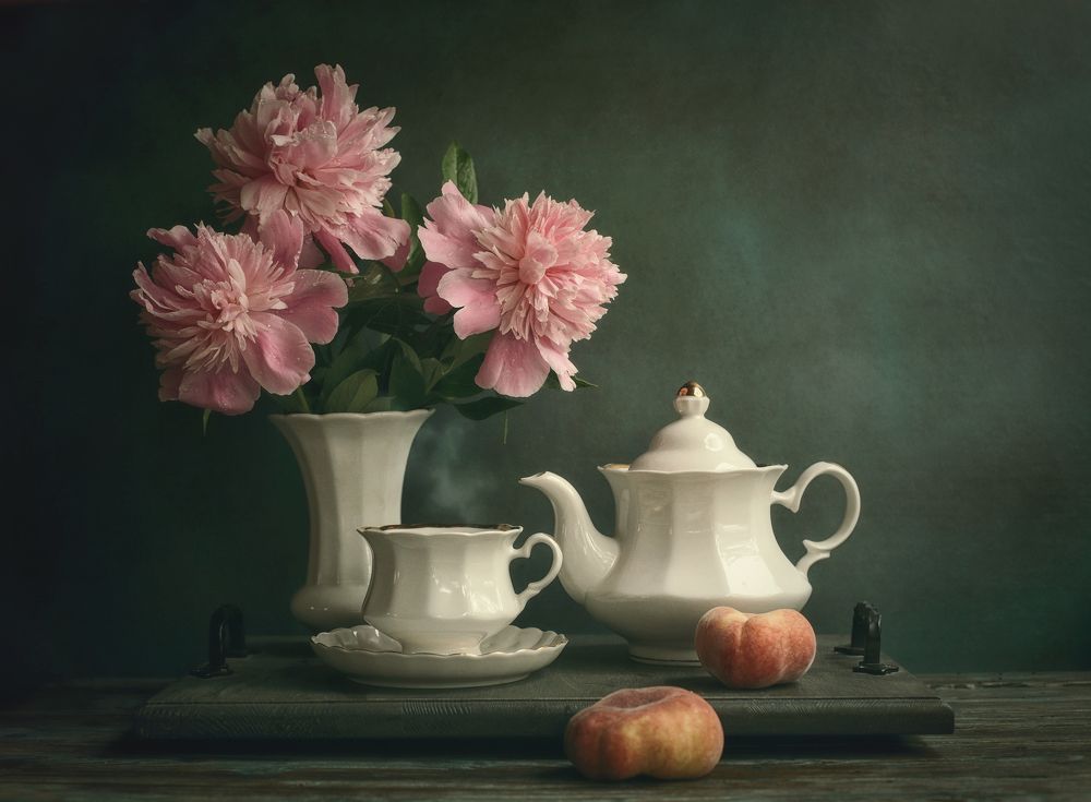 Чаепитие и персики.