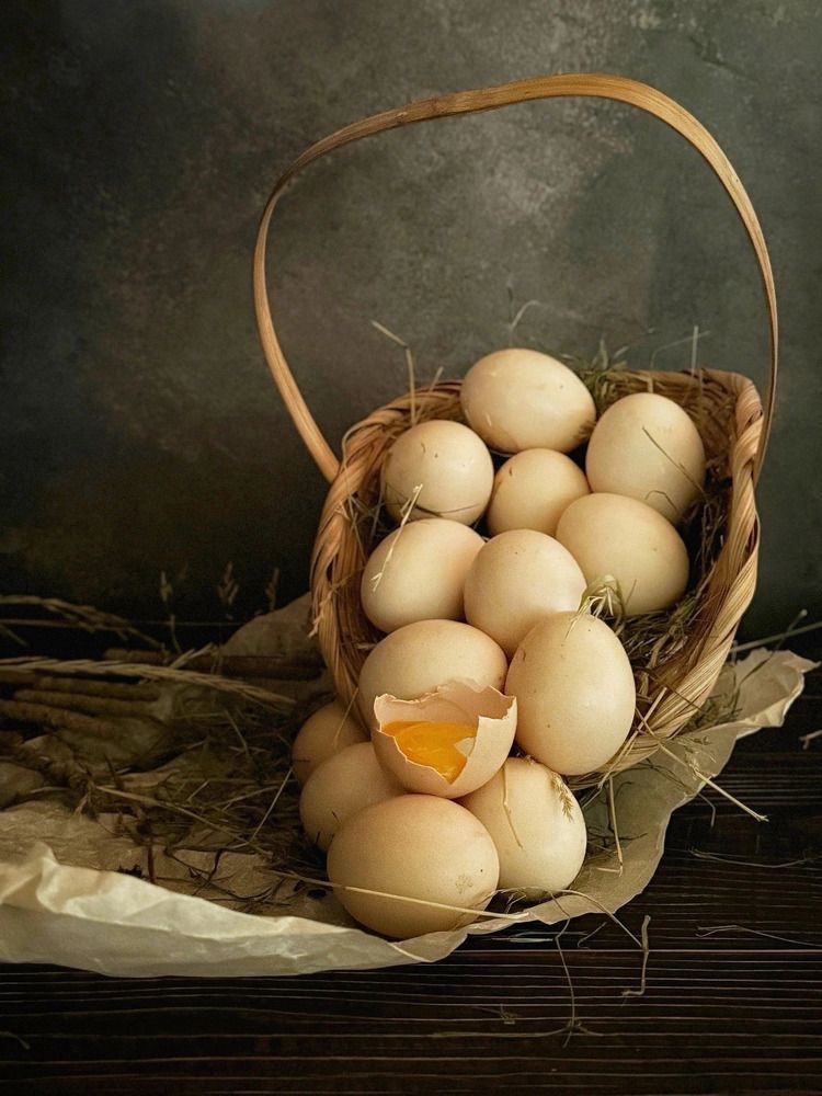 Корзинка с домашними яйцами