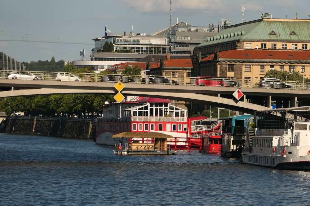 Architetture sopra e sotto il fiume.  La Moldava che scorre ed il tempo che scorre fra le architetture.