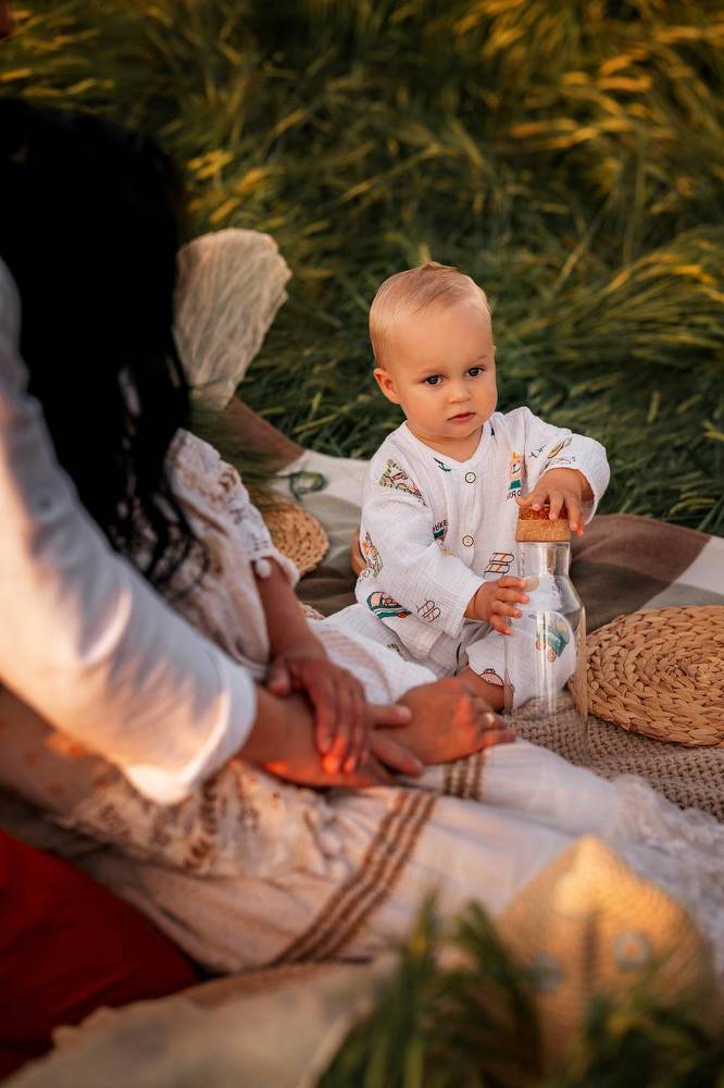 Семейная фотосессия в поле пшеницы