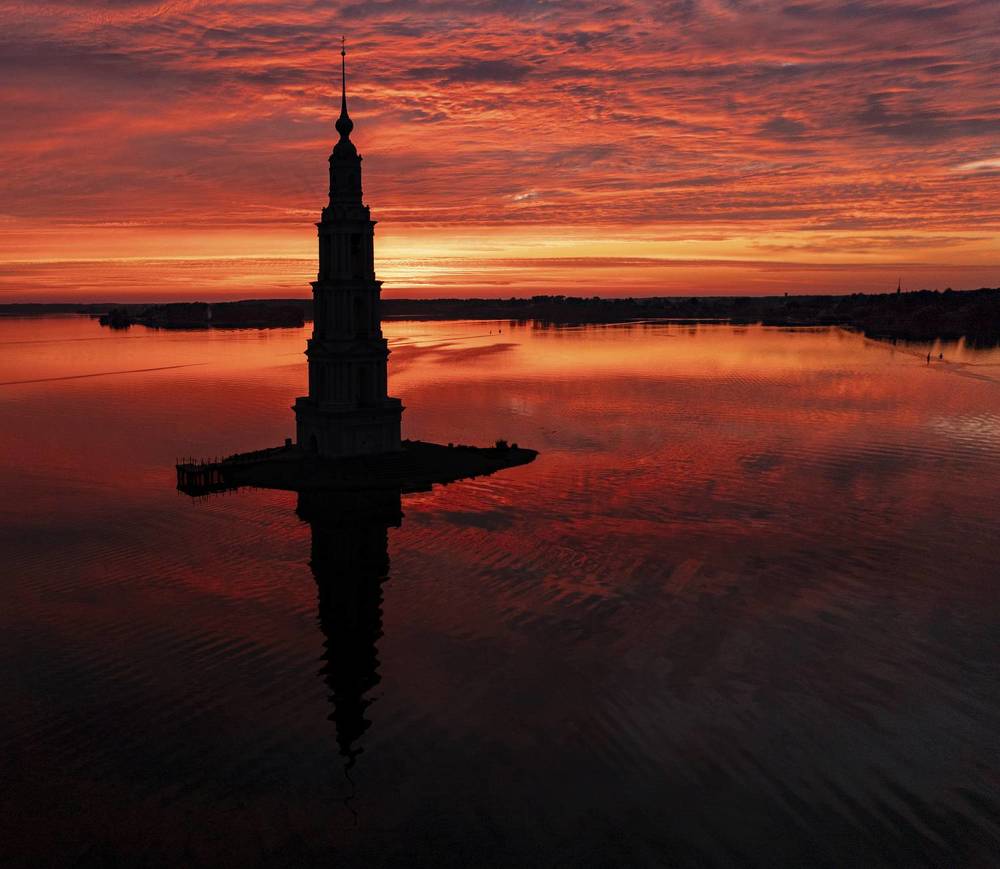 Колокольня Никольского собора в Калязине от заката до рассвета