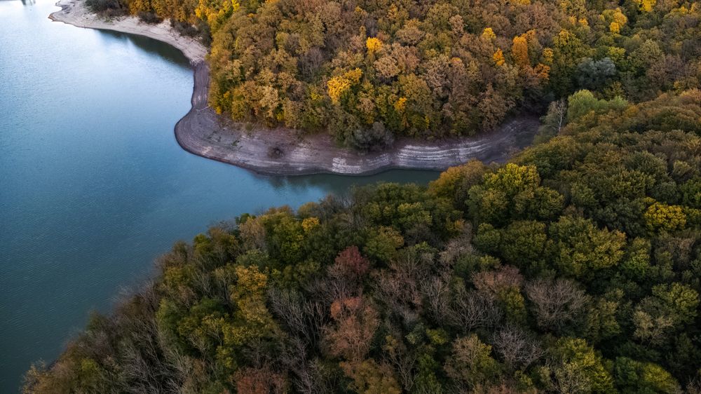 Отражение неба в озере