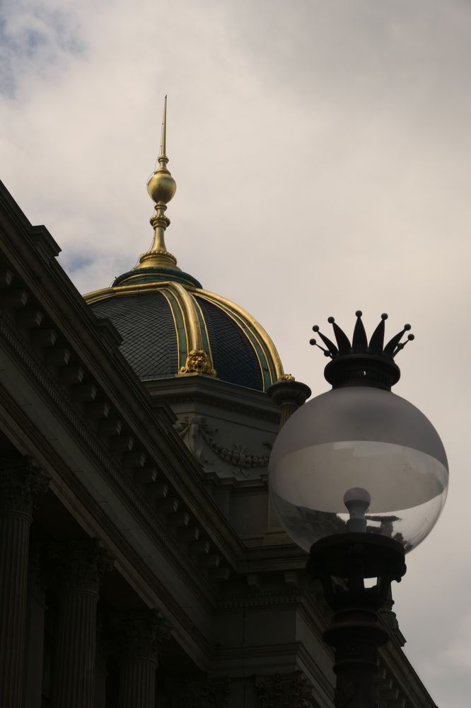 Arredi urbani con architettura. Museo Nazionale di Praga (esterno)