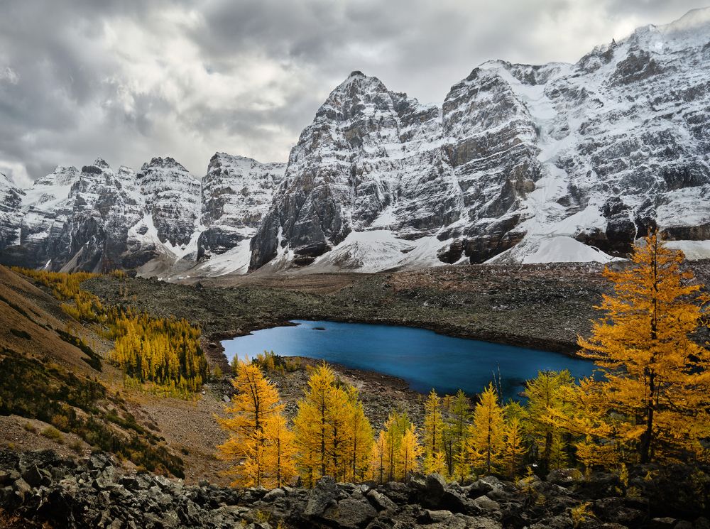 Альпийское горное озеро снято дроном