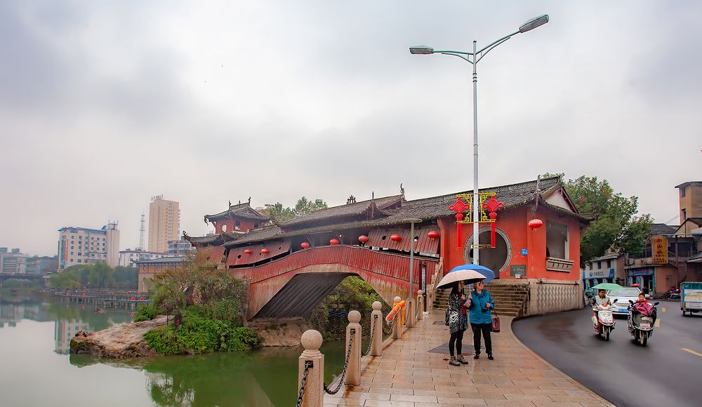 Мост под крышей