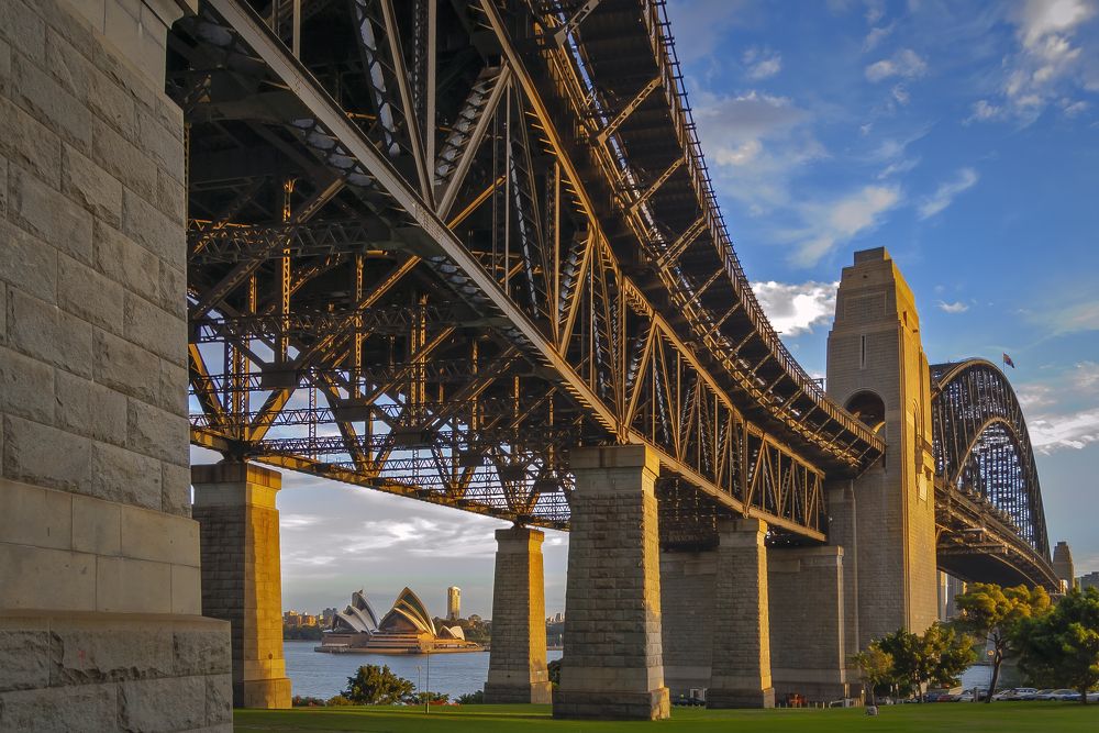 На закате дня у знаменитого моста Harbour